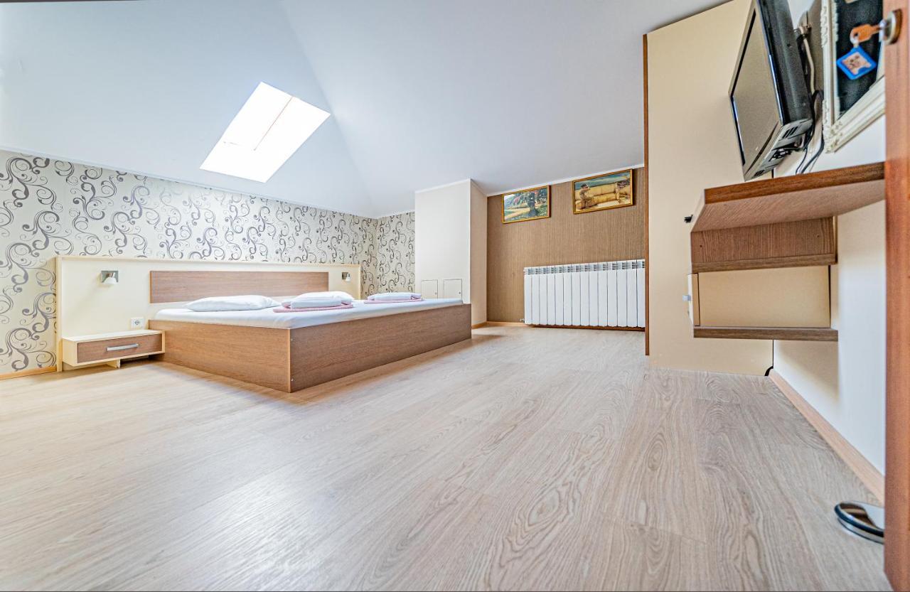 Pension Onix Vienna Airport Hotel Maria Ellend Bagian luar foto