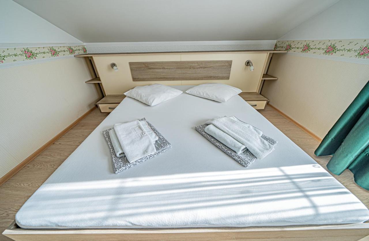 Pension Onix Vienna Airport Hotel Maria Ellend Bagian luar foto