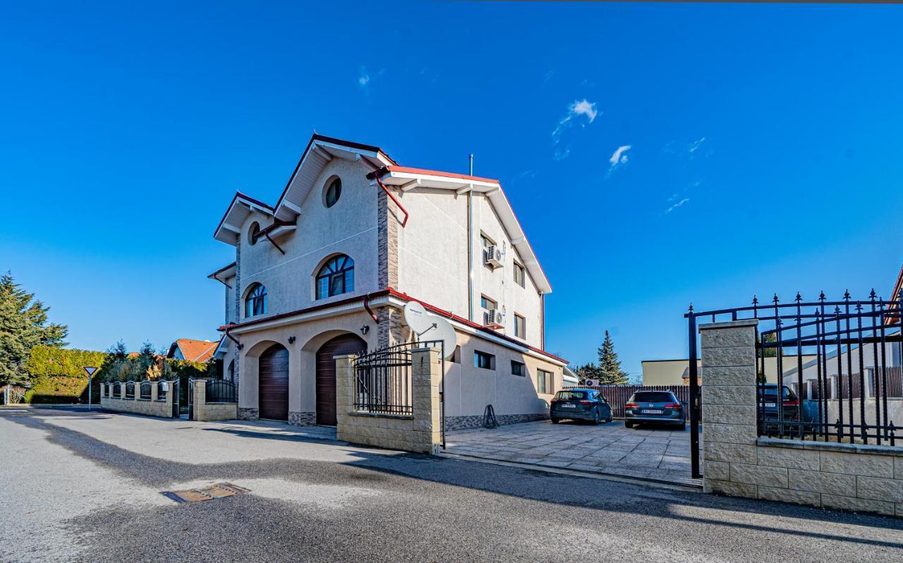 Pension Onix Vienna Airport Hotel Maria Ellend Bagian luar foto